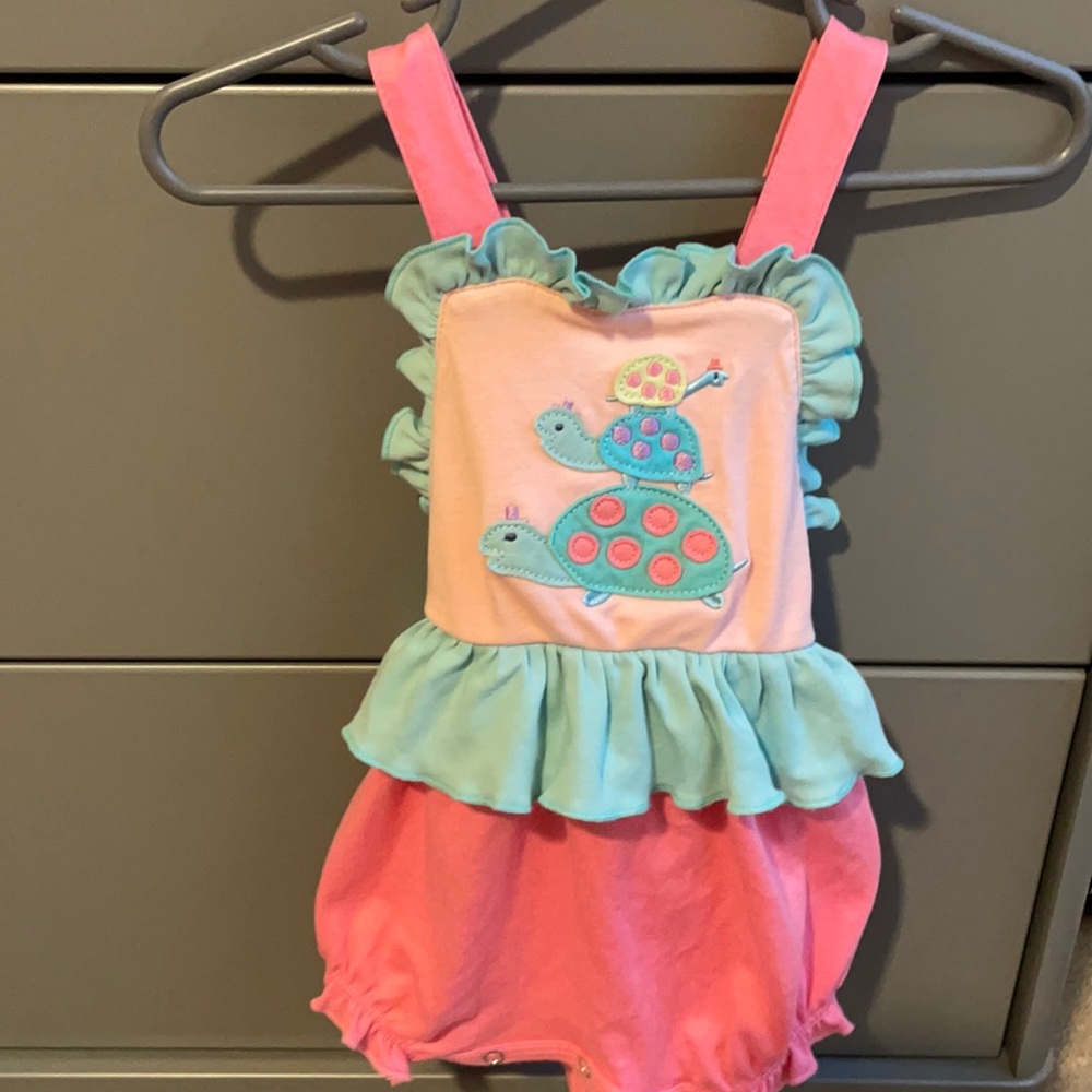 Turtle romper with snaps💝
